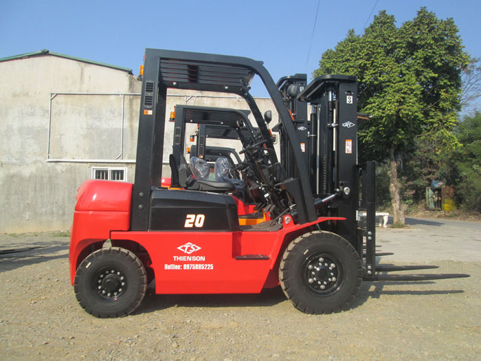 Xe nâng hỗ trợ hoạt động sản xuất công nghiệp