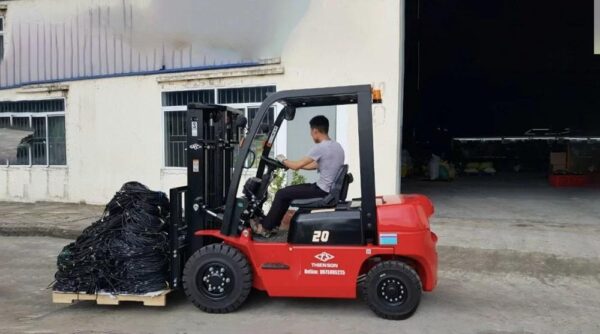 XE NÂNG HOẠT ĐỘNG TRONG KHU CÔNG NGHIỆP