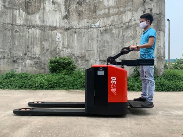 xe nâng đứng lái